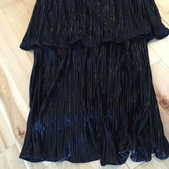 Black gown - Picture 7 of 7